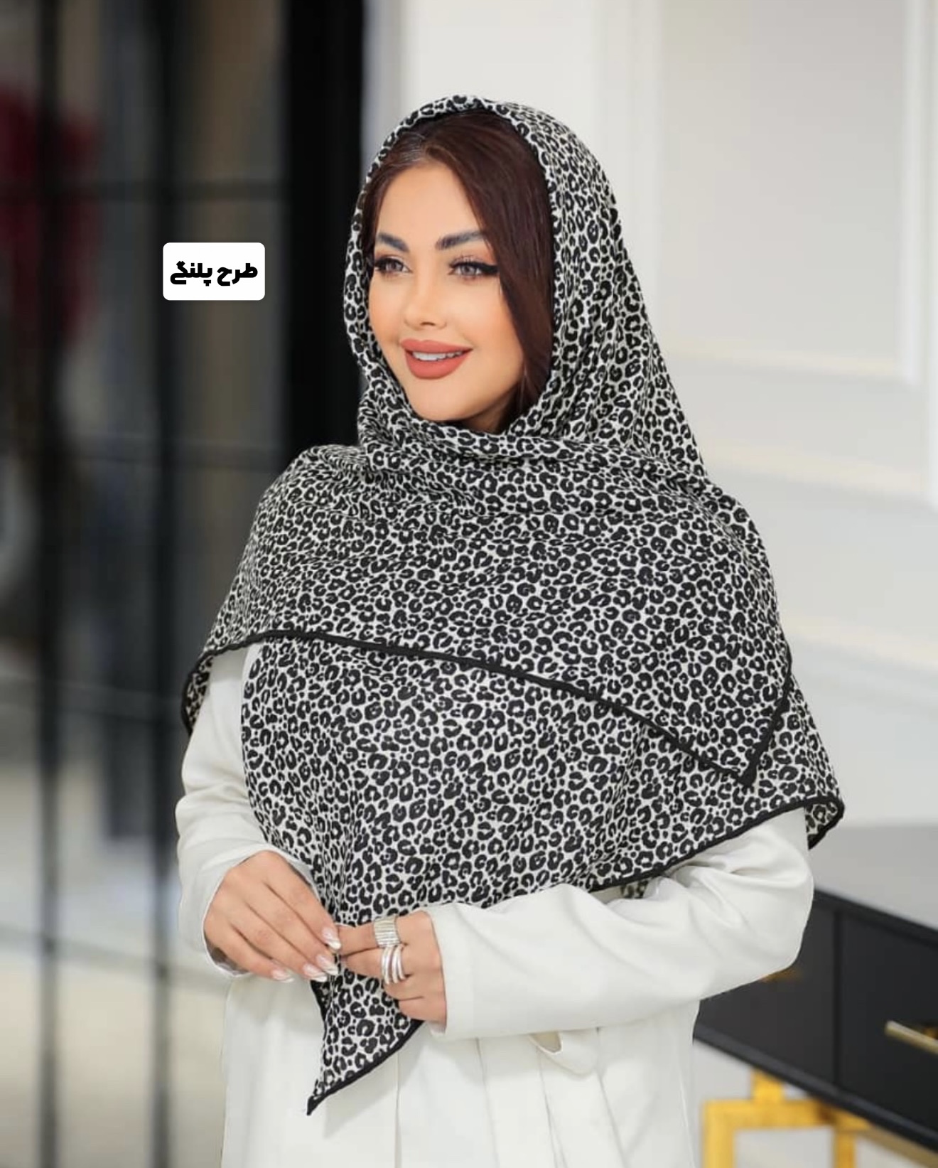 روسری نخی سفید_مشکی دور دست دوز قواره۱۱۰طرح پلنگی و پیچازی