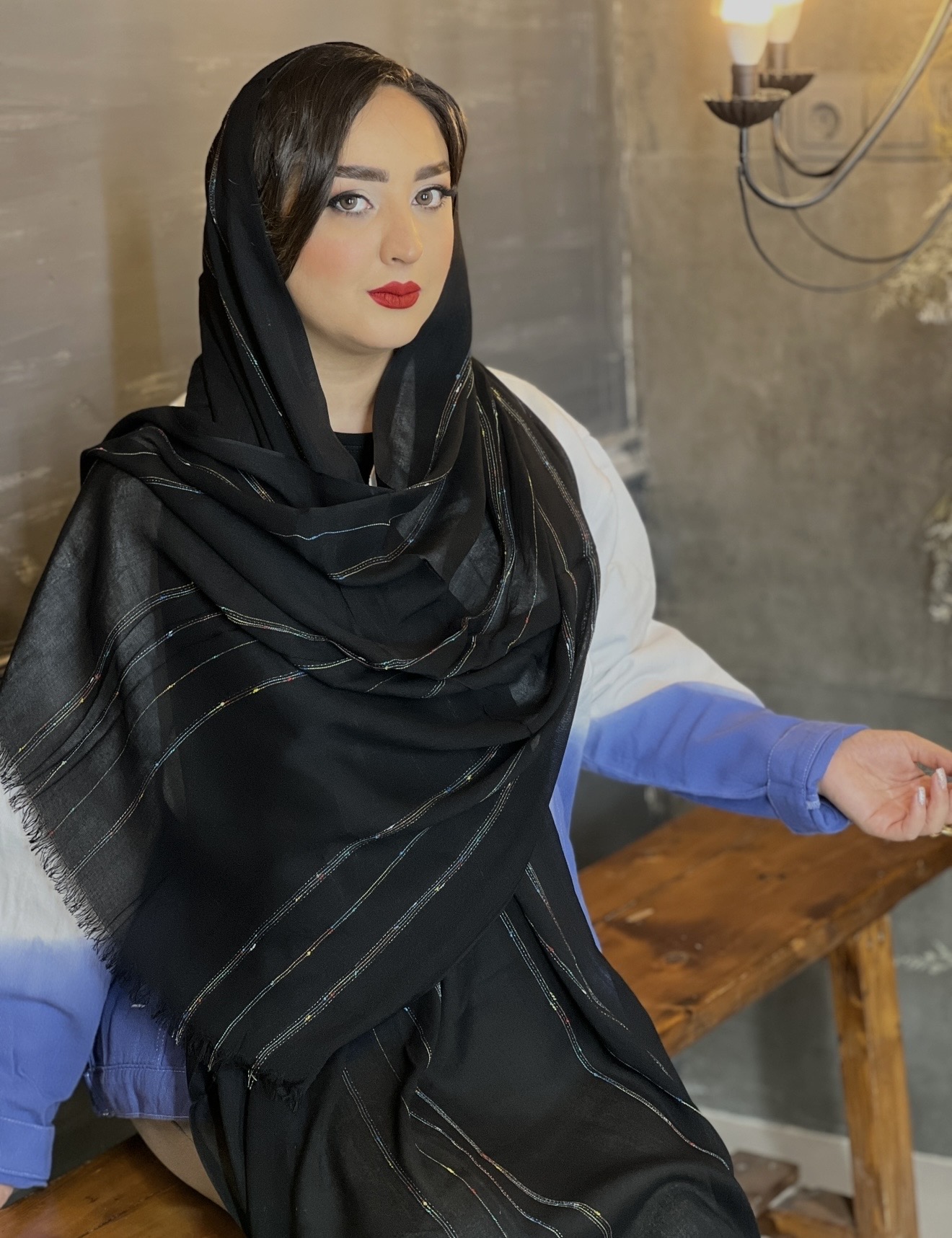 شال مشکی نخی وارداتی با دوخت های ظریف رنگی