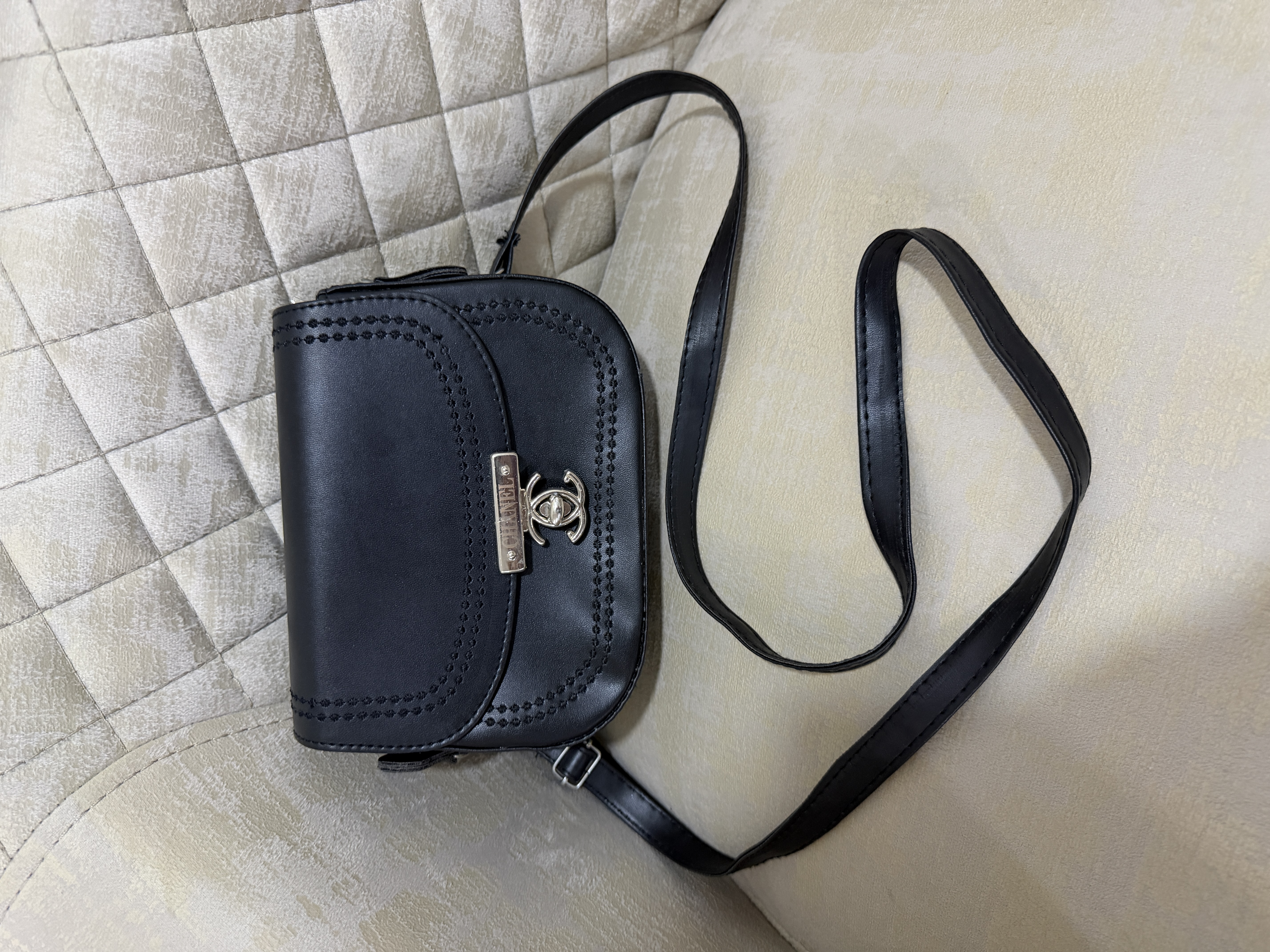 کیف مشکی شنل با یراق آلات نقره ای سایز کوچک