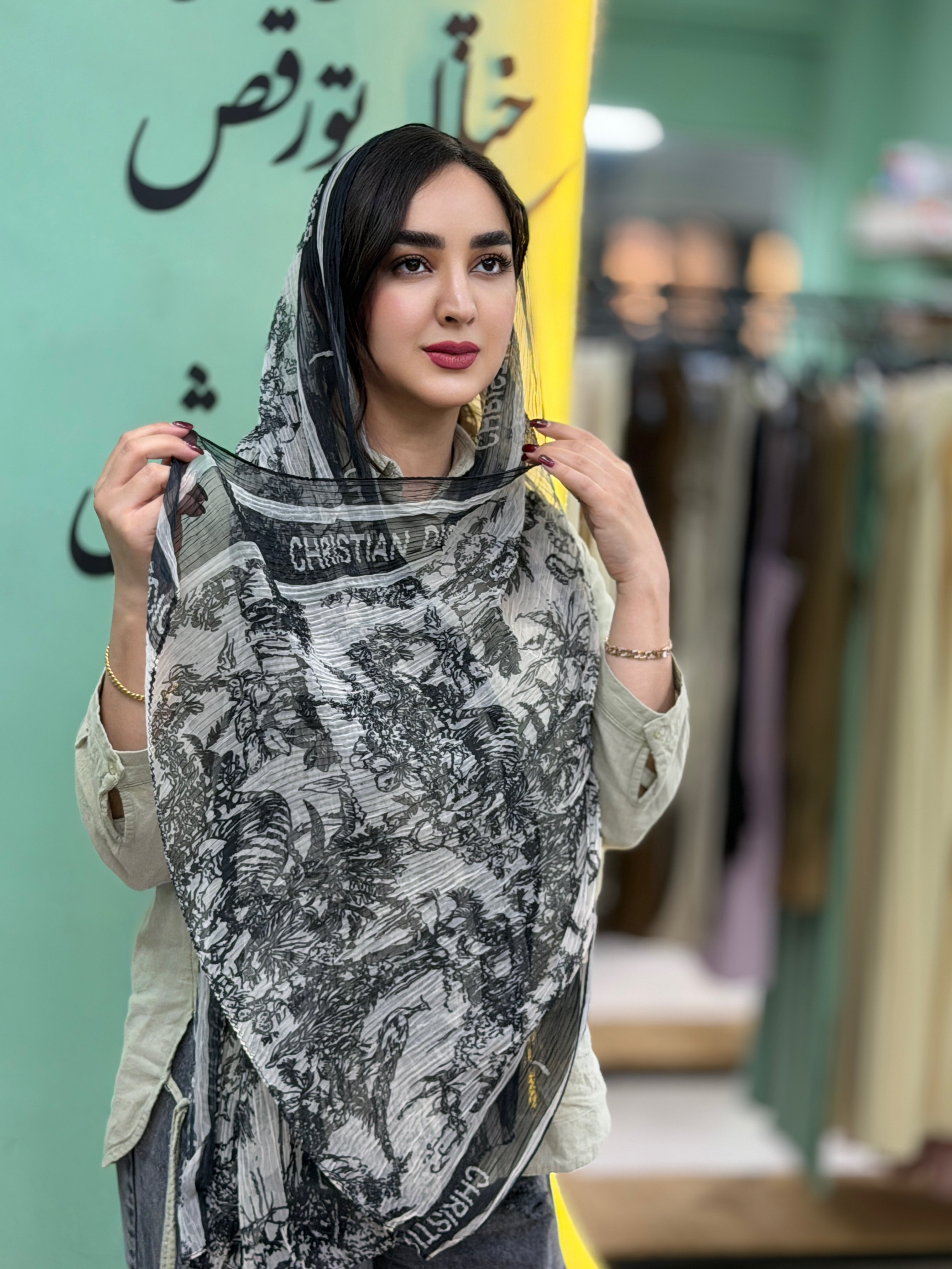 شال حریر پلیسه طرح دیور جنگلی وارداتی